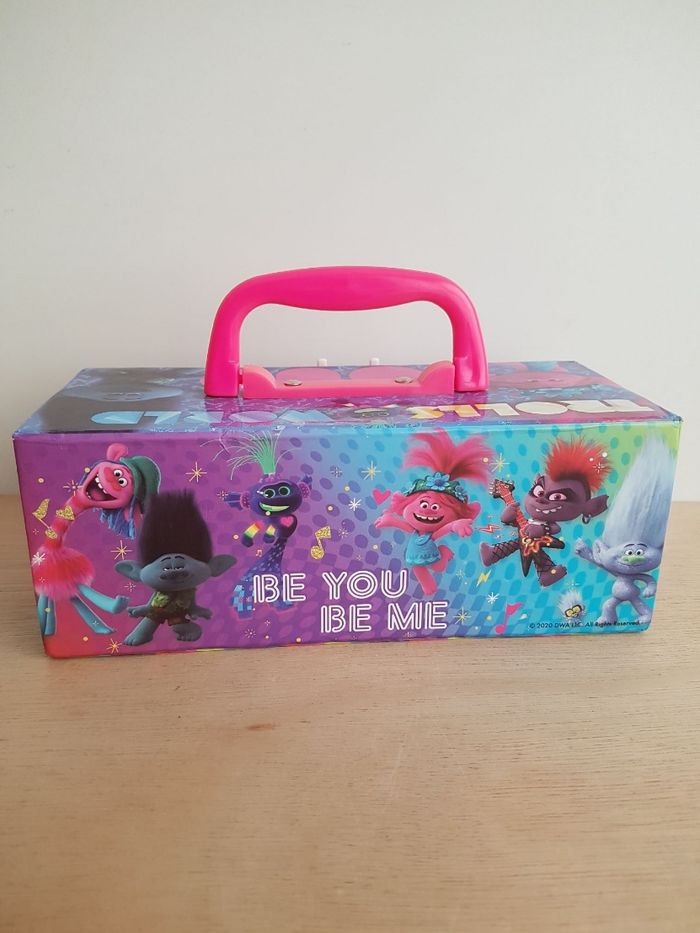 8 figurines The trolls et coffret - photo numéro 3