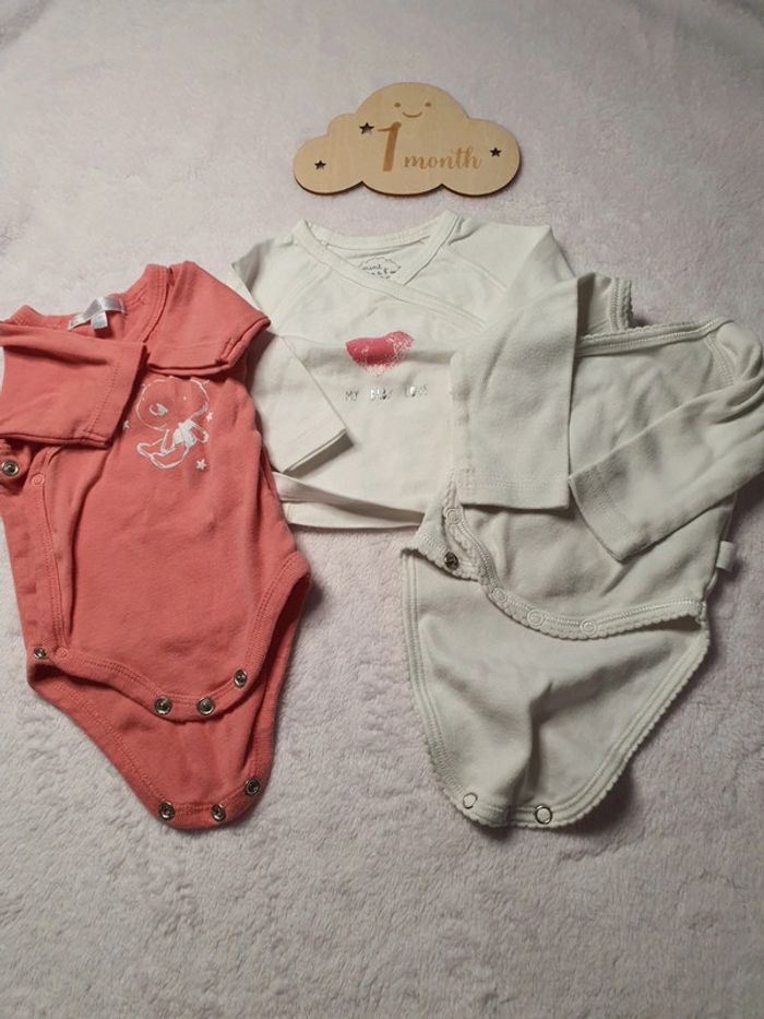 Lot 2 bodys et 1 brassiere