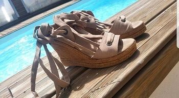 chaussures style espadrilles compensées Laçage aux chevilles