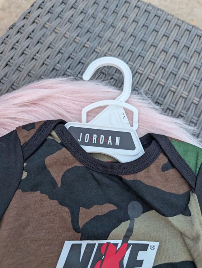 Ensemble Nike air Jordan neuf. 3 mois - photo numéro 9