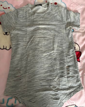 Tee-shirts gris à trou