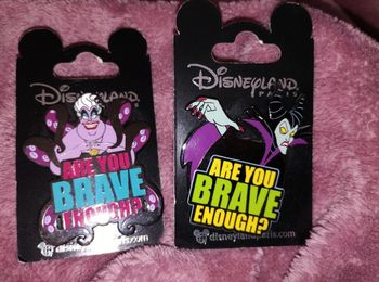 Lot de 2 pin's neufs "les vilaines" Disneyland