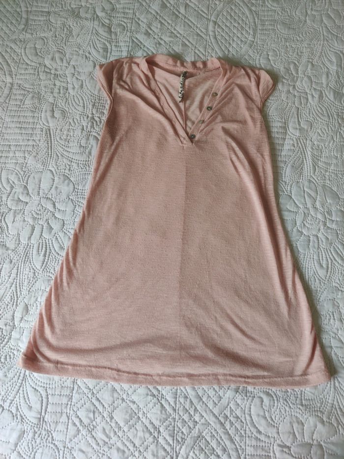 T-shirt rose pâle transparent