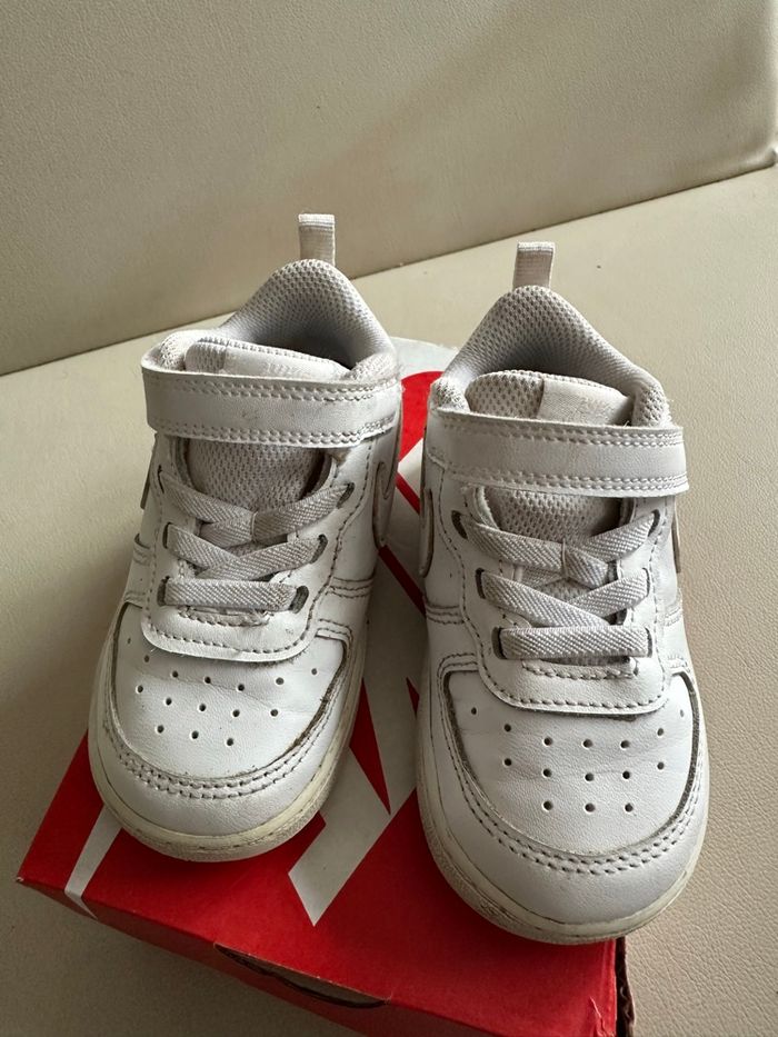 Basket Nike taille 23,5 - photo numéro 2