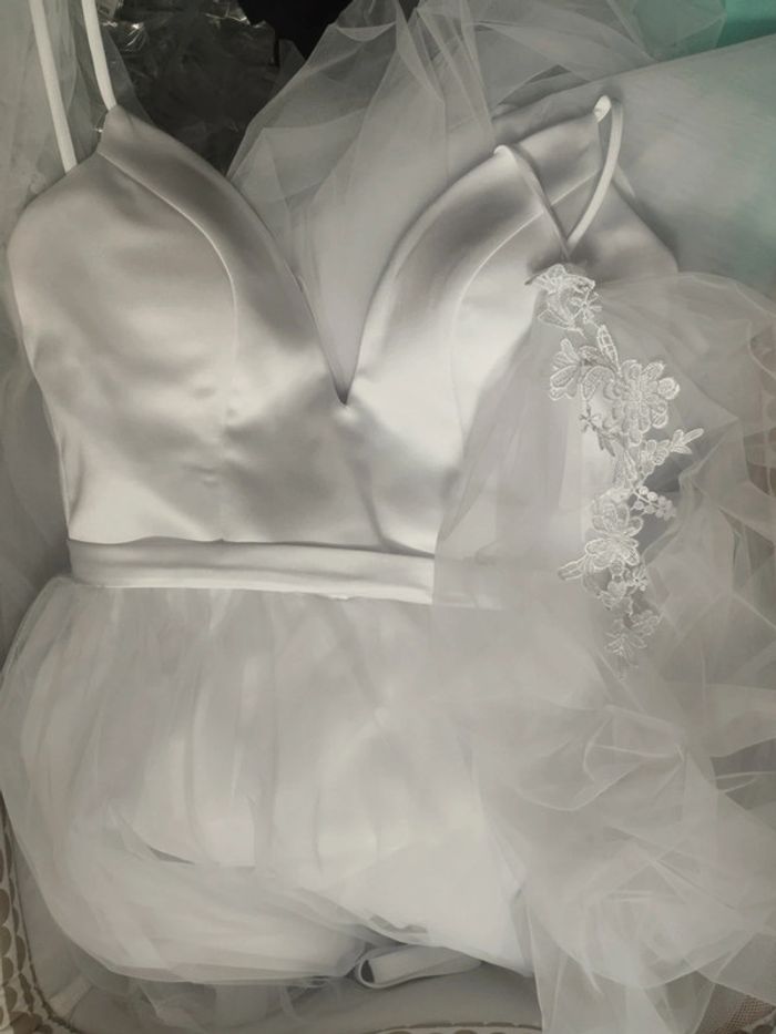 Jolie robe de mariée blanche à bretelles et traîne neuve taille 38-40