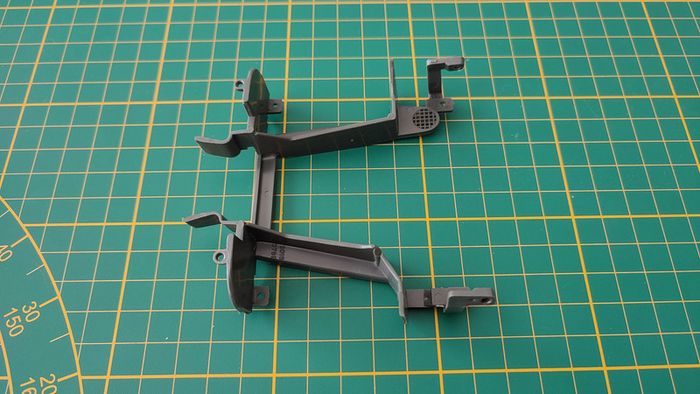 Châssis moteur pièce détachée miniature jaguar type E 1961 1/18 burago #B38 - photo numéro 2