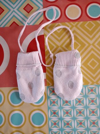 Moufles roses à pois gris argenté