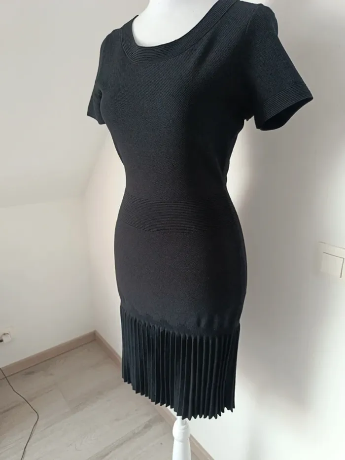 Robe noire Sandro Paris plissée taille 1 (36/38) - photo numéro 2