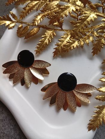 Boucles d'oreilles fleur noir et pétales de feuilles dorées