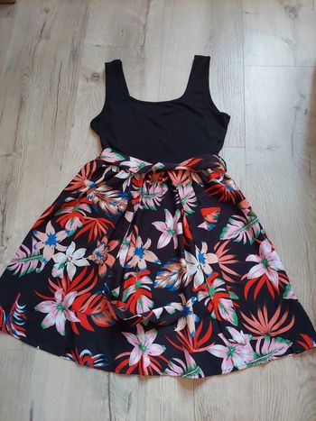 Très jolie robe fleurie T 38 neuve