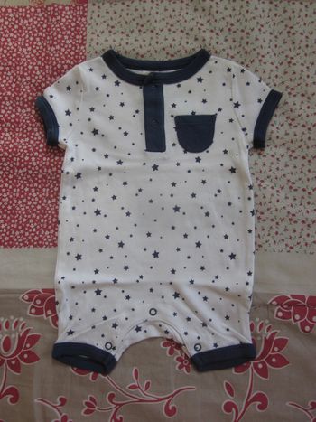 Barboteuse blanche à étoiles bleues marine 3 mois