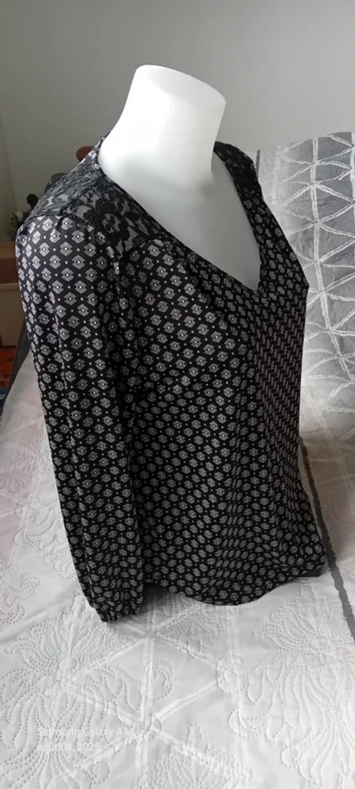 Blouse fluide col en V avec dentelle évasé imprimé géométrique et points noir femme 38 cache cache - photo numéro 3