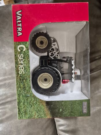 Tracteur 1/32 Valtra séries C motif vache neuf 