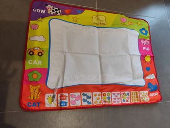 Tapis type aquadoodle et son crayon pinceau à eau 5€
