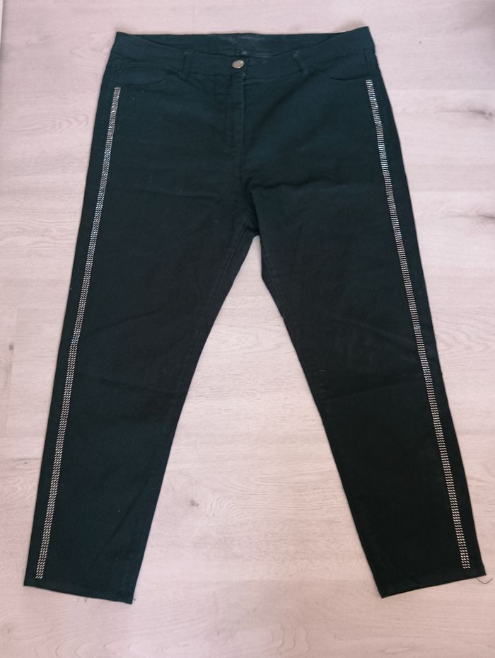 Pantalon noir avec strass sur les côtés Taille 46 en Tbe
