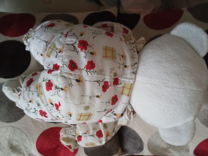 Doudou ours blanc Minouche vintage tissu blanc  imprimé de fleurs coquelicots rouges et des fleurs jaunes nez noir yeux dur noir - photo numéro 2