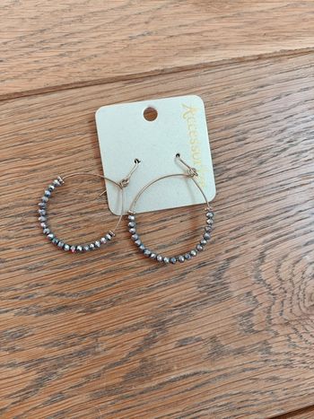 Boucle d'oreilles fantaisie type créoles avec perles