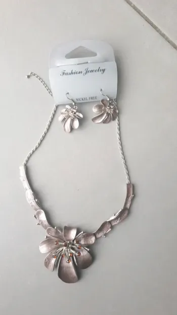 Parure collier et boucles d'oreilles
