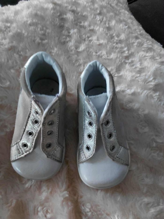 Très belle paire de bottines premier pas bébé fille Pointure 18 lisez bien l'annonce surtout - photo numéro 10