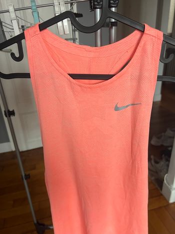 Haut de sport Nike taille XS couleur corail