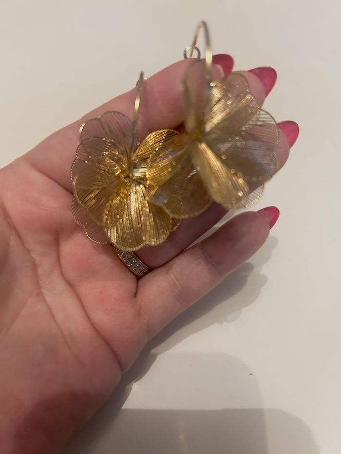 Boucles d’oreilles / Créoles  NEUVES pour femme en forme de fleurs 🌼 couleur doré - photo numéro 2