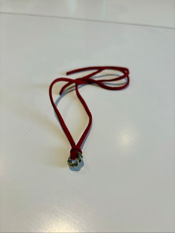 Bracelet cordon rouge avec pendentif tressé argenté