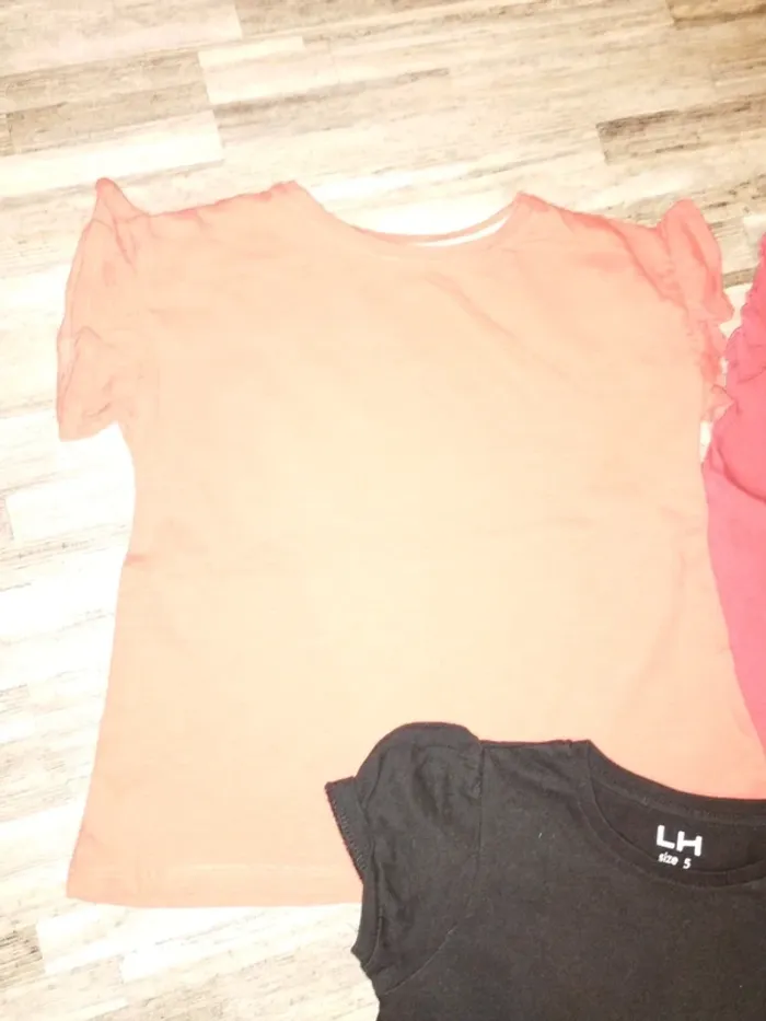 3 t-shirts unis 5 ans - photo numéro 2