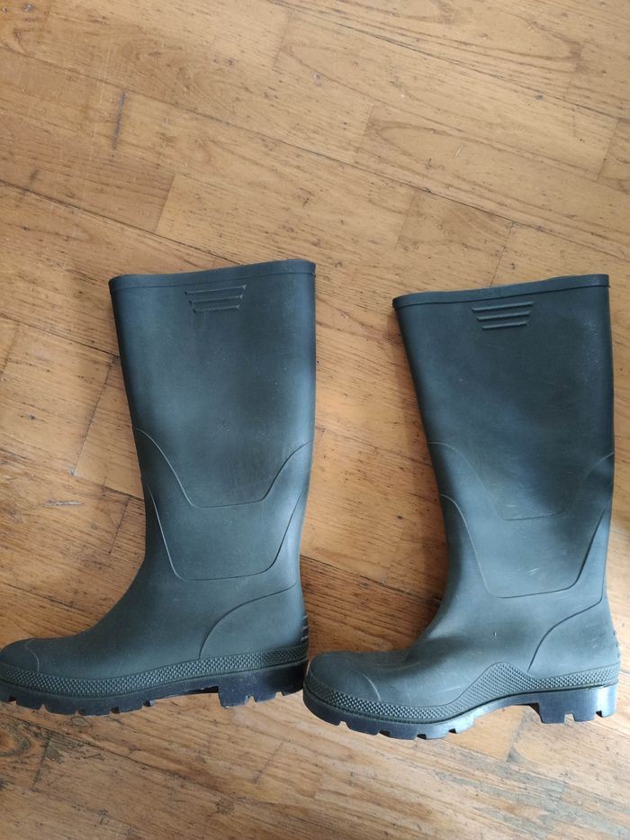 Paire de bottes de pluie de couleur vert kaki
Taille 42