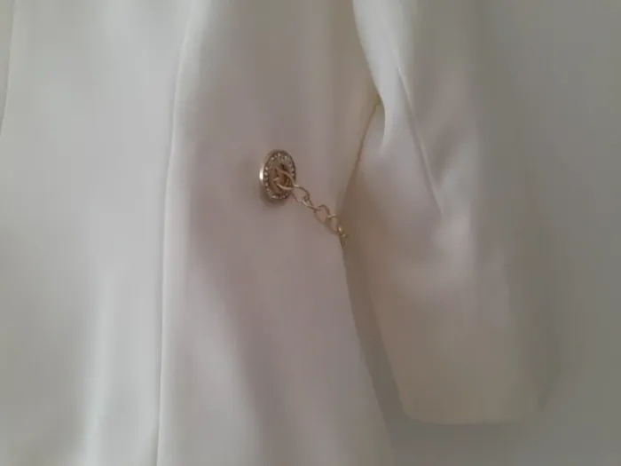 Veste habillée cintrée et chaîne argentée - photo numéro 6