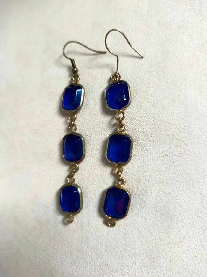 Boucles d’oreilles pendantes dorées & pierres effet verre bleu saphir – Chic intemporel - photo numéro 4