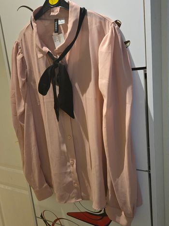 Chemise rose à lavallière noire T.44/46 H&M neuve