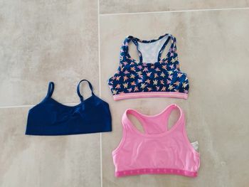 Lot de 3 brassières taille 122-128, 8 ans