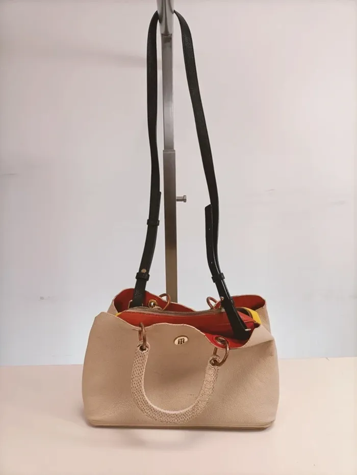 Sac à main Tommy Hiffiger beige rouge porté épaule bandoulière
