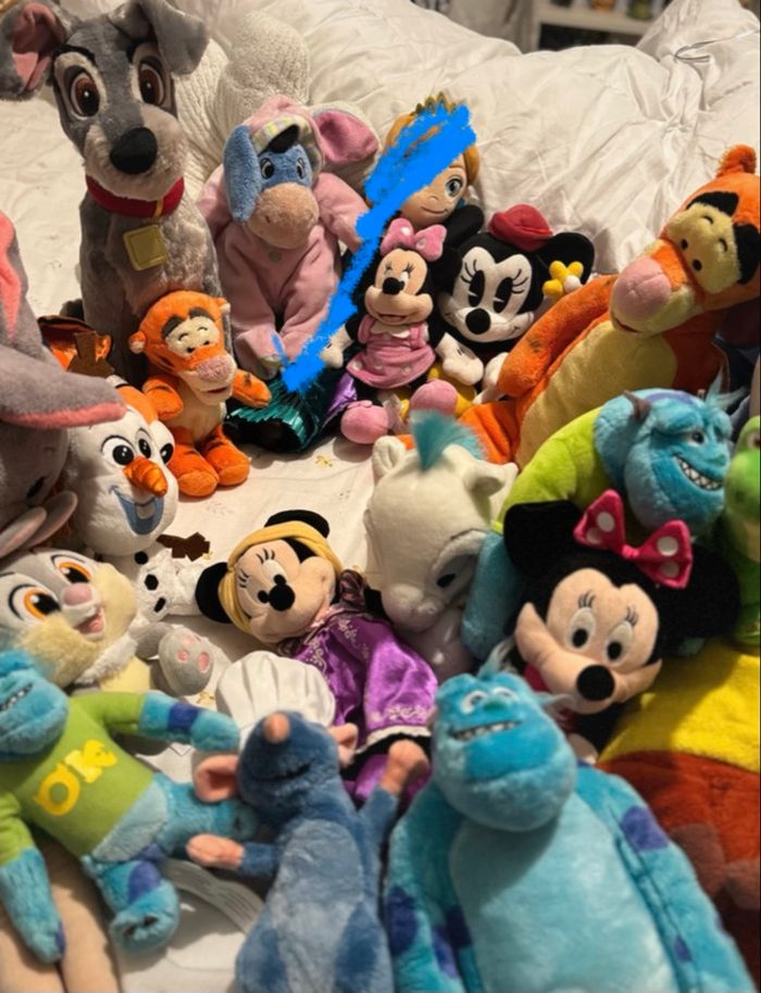 Lot peluches + figurines Disney réservé - photo numéro 5