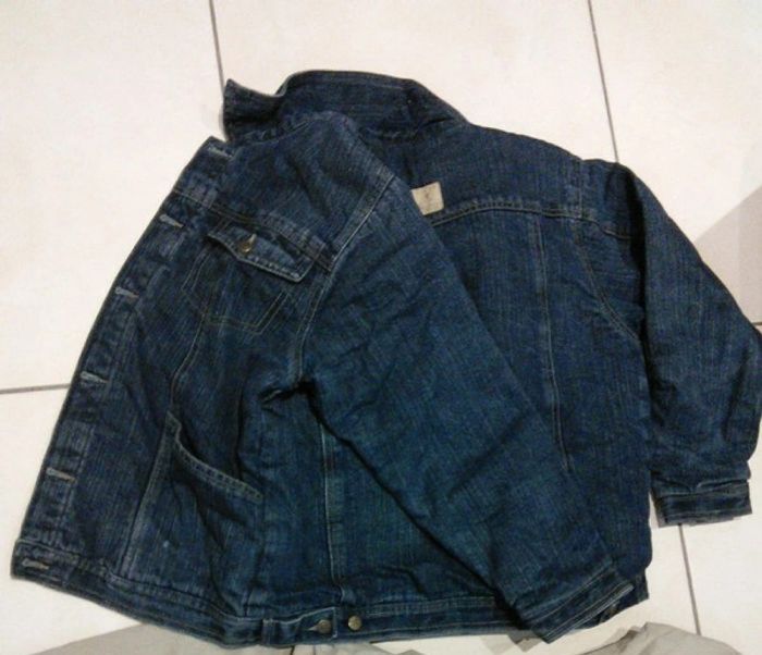 Lot 2 blouson en jean doublé neuf taille 14 ans + un coupe vent beige taille 12 ans - photo numéro 6