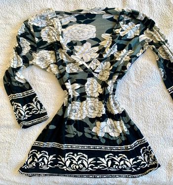 Haut cintré manches 3/4 / vintage motifs floraux / noir et blanc