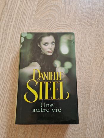Livre Danielle Steel " Une autre vie"