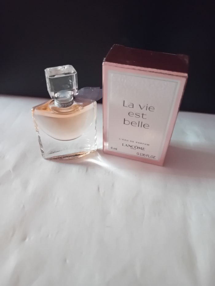 Miniature la vie est belle. Eau de parfum 4 ml. Neuve