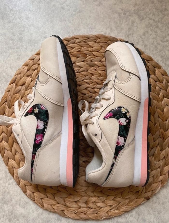 Baskets Nike fleurs 37,5 - photo numéro 4