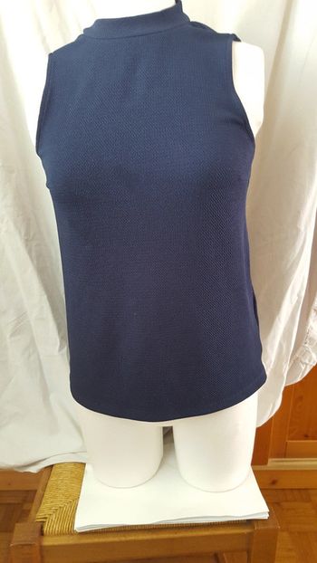 Petit haut attache cou derriere .Petites fentes sur cotés