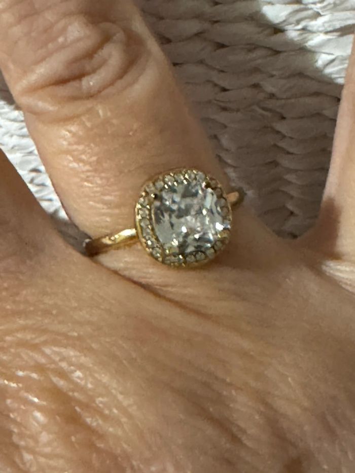 Bague acier inoxydable or réglable gros zircon carré et petits autour