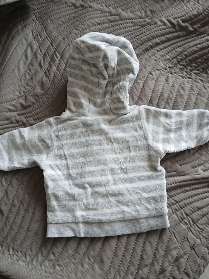 Veste bébé Pull garçon - Taille 6 ans
🔹 État : Très bon état, porté quelques fois seulement.
🔹 Couleur : Bleu marine, motif voiture.
🔹 Matière : Coton chaud et confortable.

✅ Idéal pour l’automne/hiver.
📦 Envoi rapide et soigné - photo numéro 4