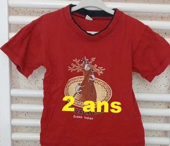 Tee  shirt manche  courte rouge  imprimé Taille  2 ans