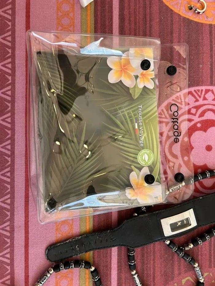 Lot de bijoux divers et sa vanity offerte - photo numéro 6