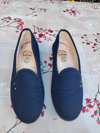 Beaux chaussons bleu marine avec détails supiqures et perles dorées - T38 - Parami