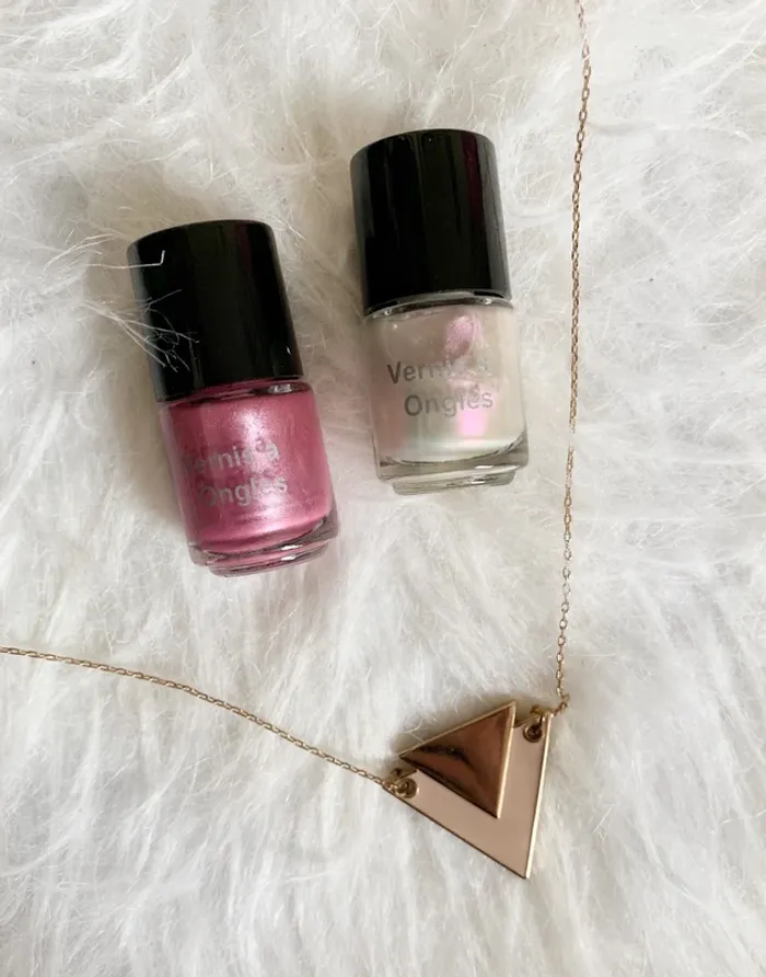 LOT Collier doré + 2 vernis