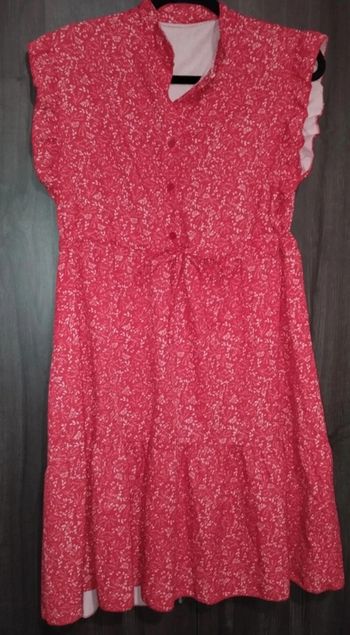 Robe rouge motifs feuilles