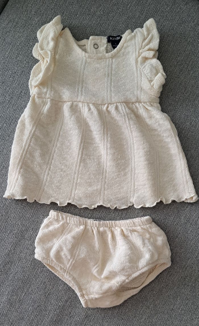 Jolie robe + cache couche 1 mois