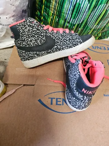 Basket nike noir et rose