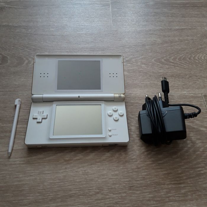 Console Nintendo DS Lite blanche avec stylet + chargeur